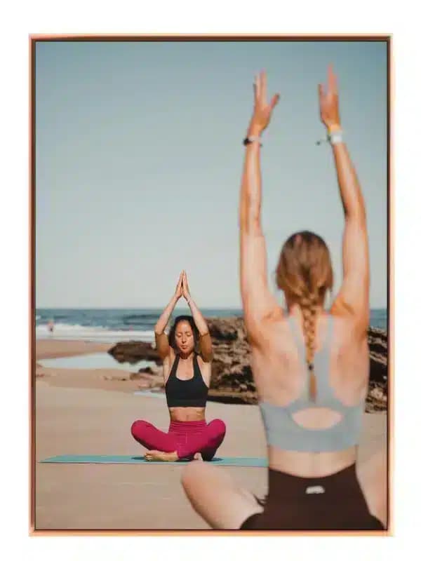 Yoga På Strand Ved Havet