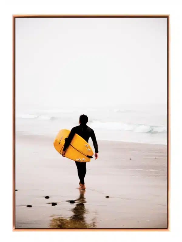 Surfer med Gul Bræt