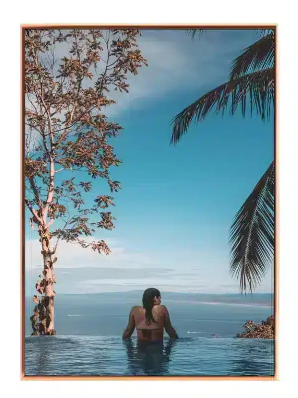 Kvinde ved Infinity Pool Udsigt