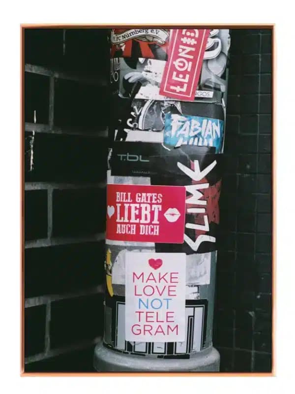 Stickerkaos på Byens Lygtepæl