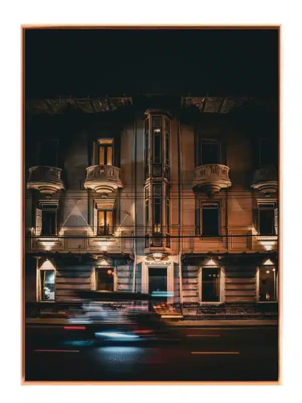Lysstriber Foran Klassisk Facade
