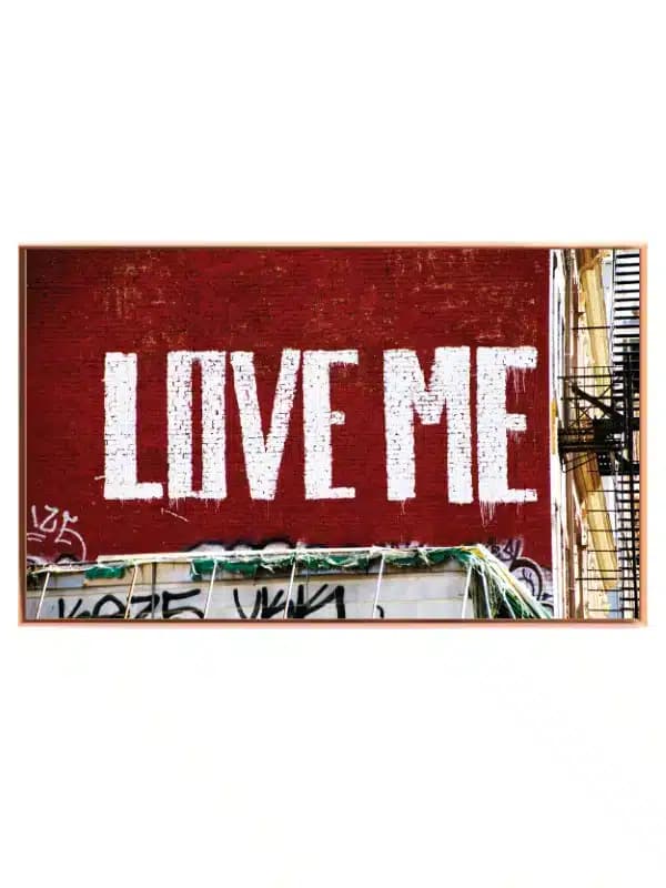 Mursten tekst facade med typografi graffiti