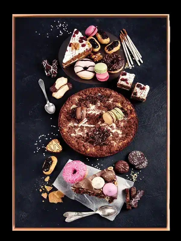 Kagermakronerdonutchokolade med krummerglasurserveringsfad tekstur